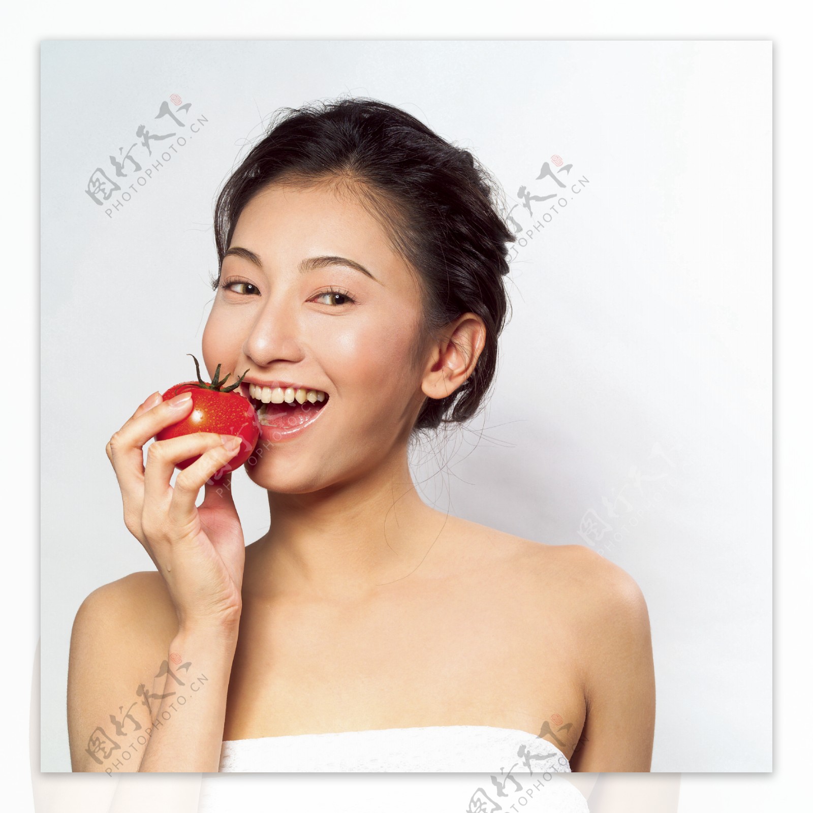 吃西红柿的美女图片