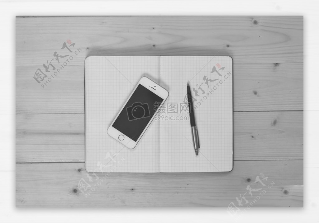 白色的笔记本和手机