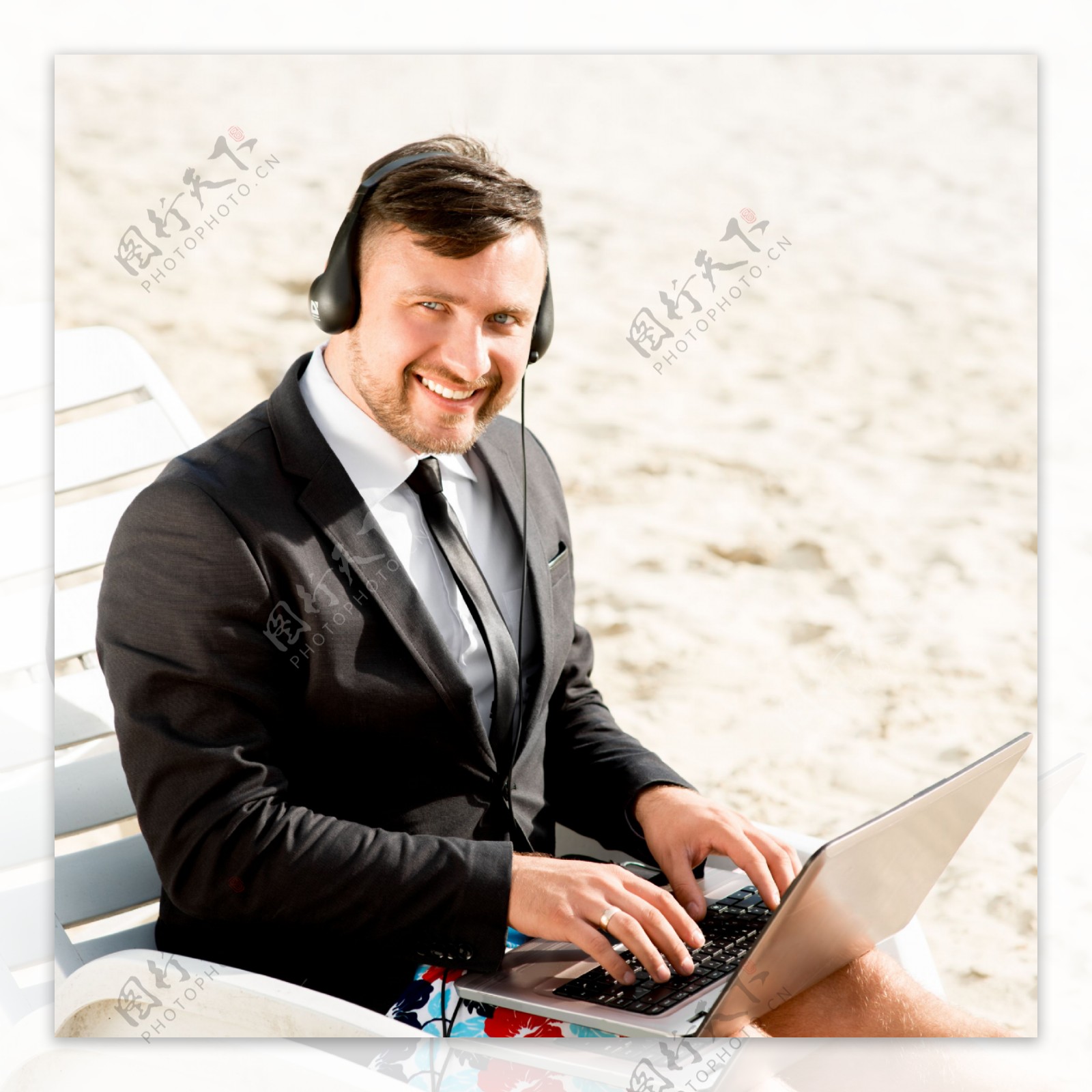 笔记本上网的商务男人图片