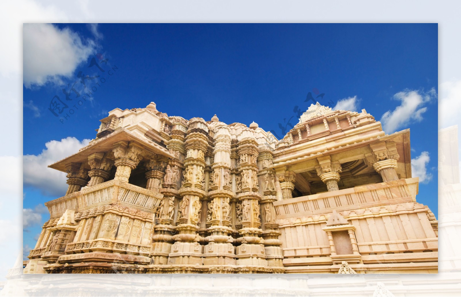 蓝天白云下的印度庙宇图片