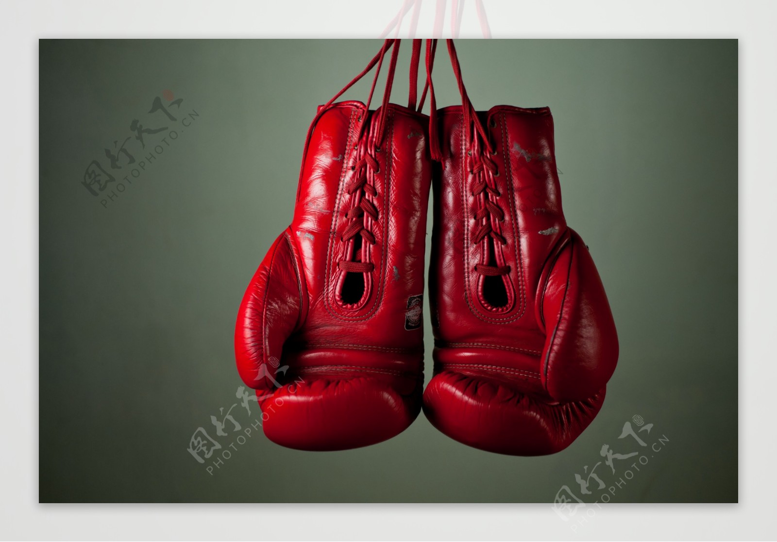 一副红色拳击手套图片