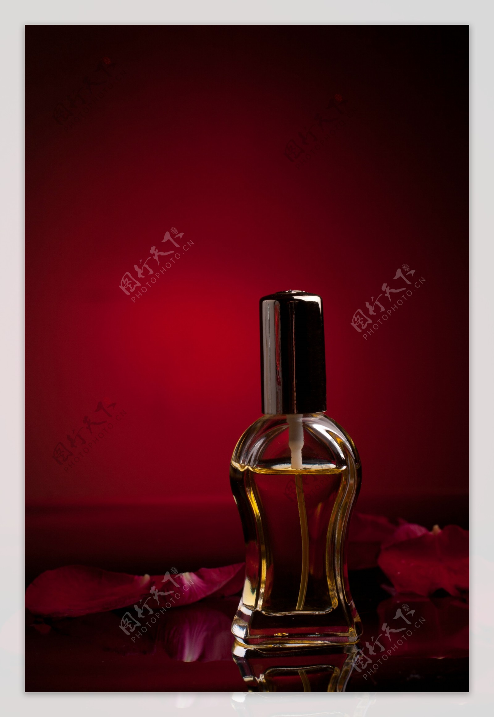 高档香水与玫瑰花瓣