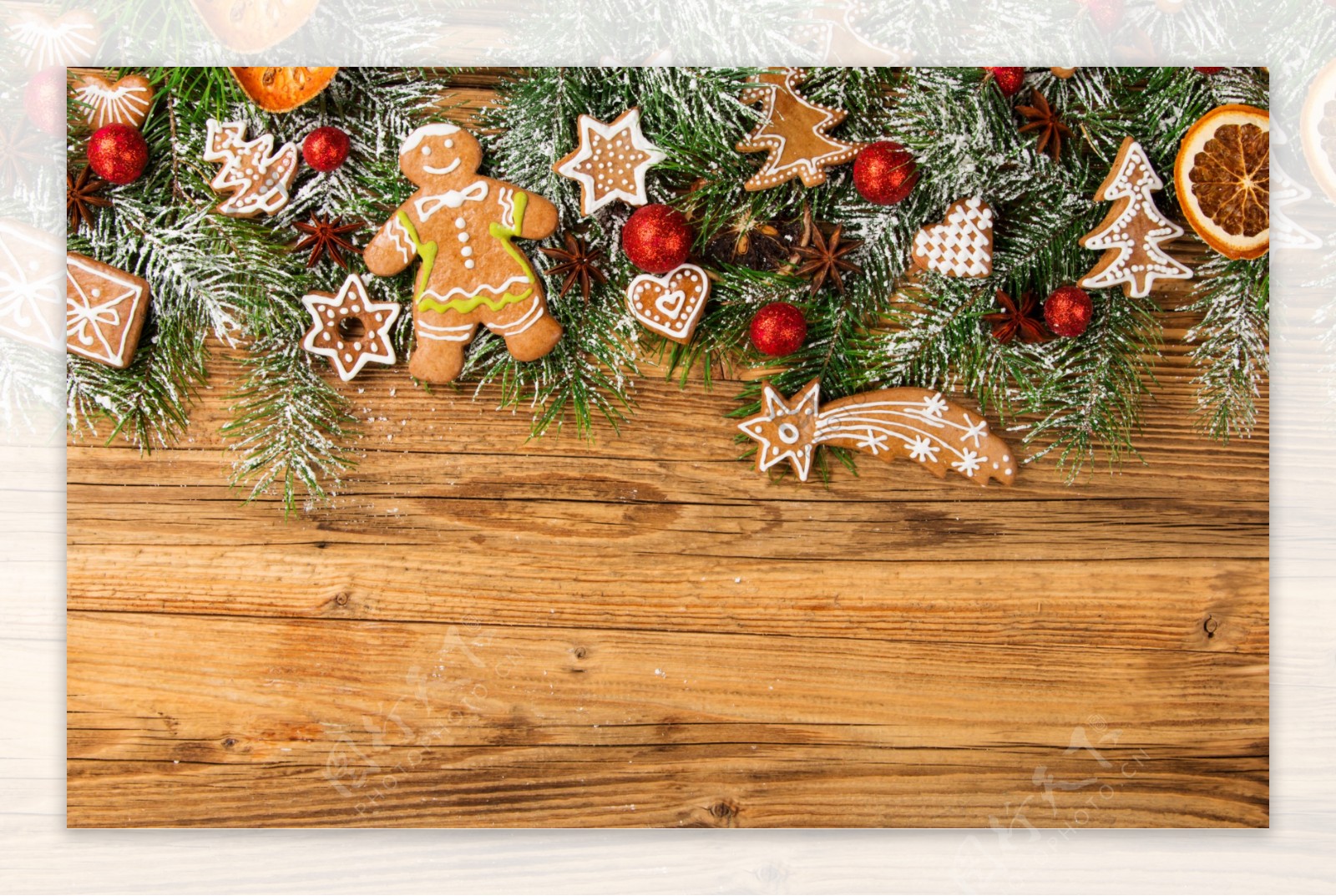 桌面上的圣诞树和装饰品图片