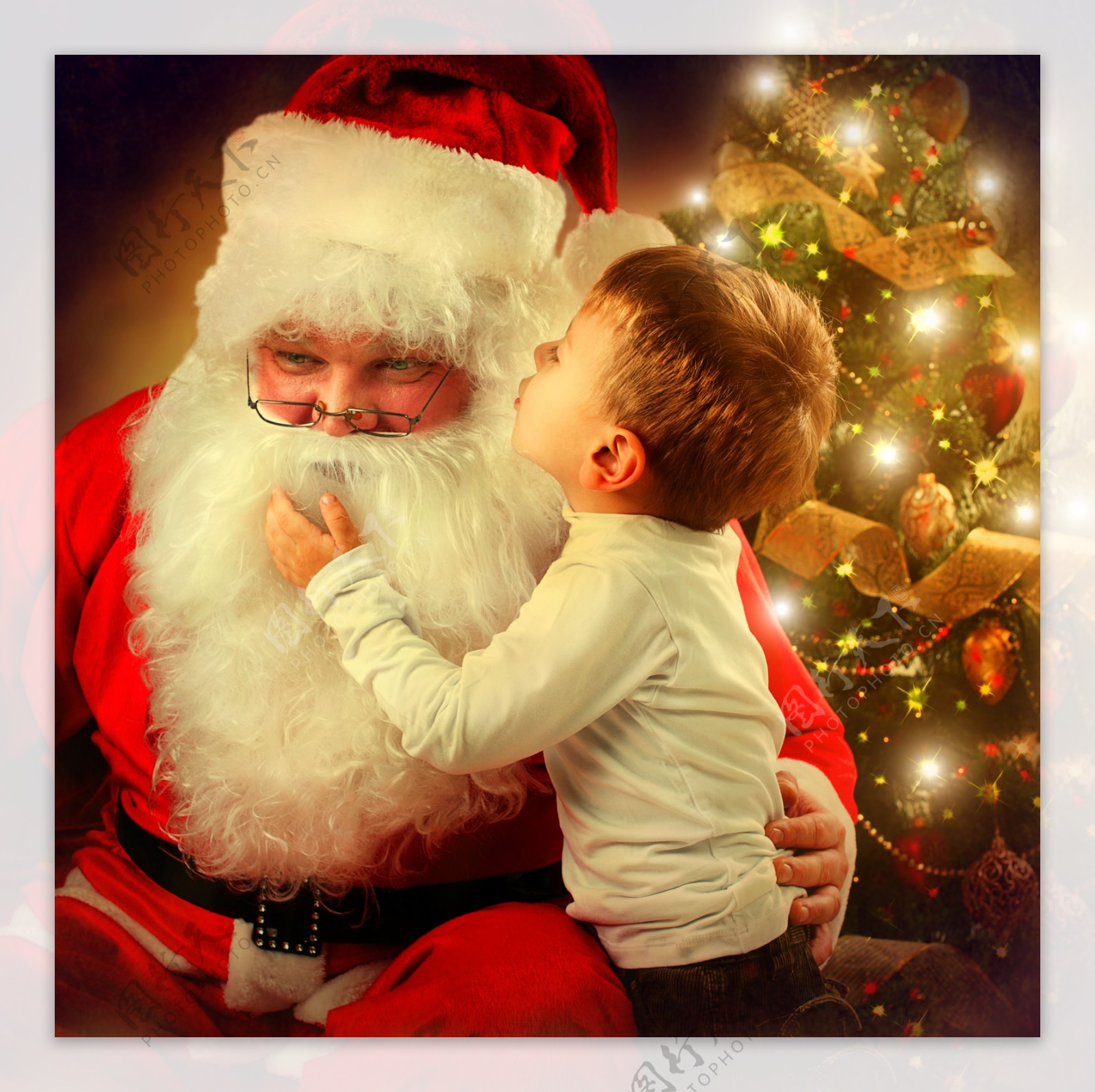 和圣诞老人说悄悄话的男孩图片