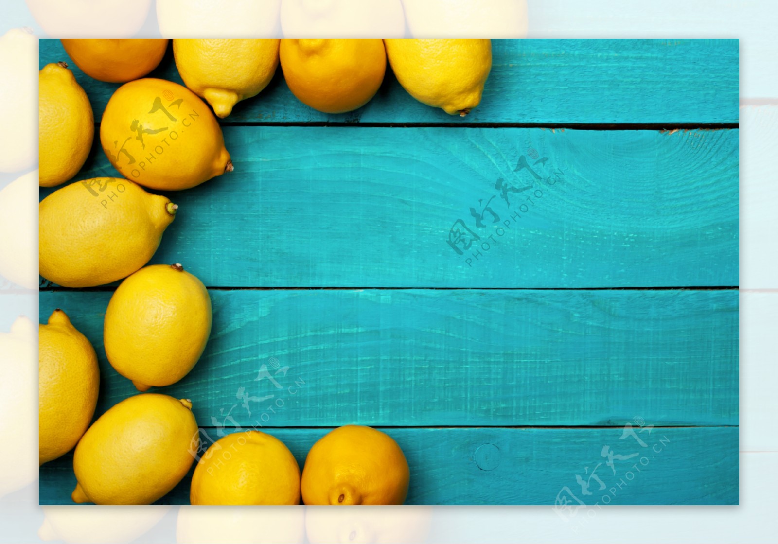 木板上的柠檬图片