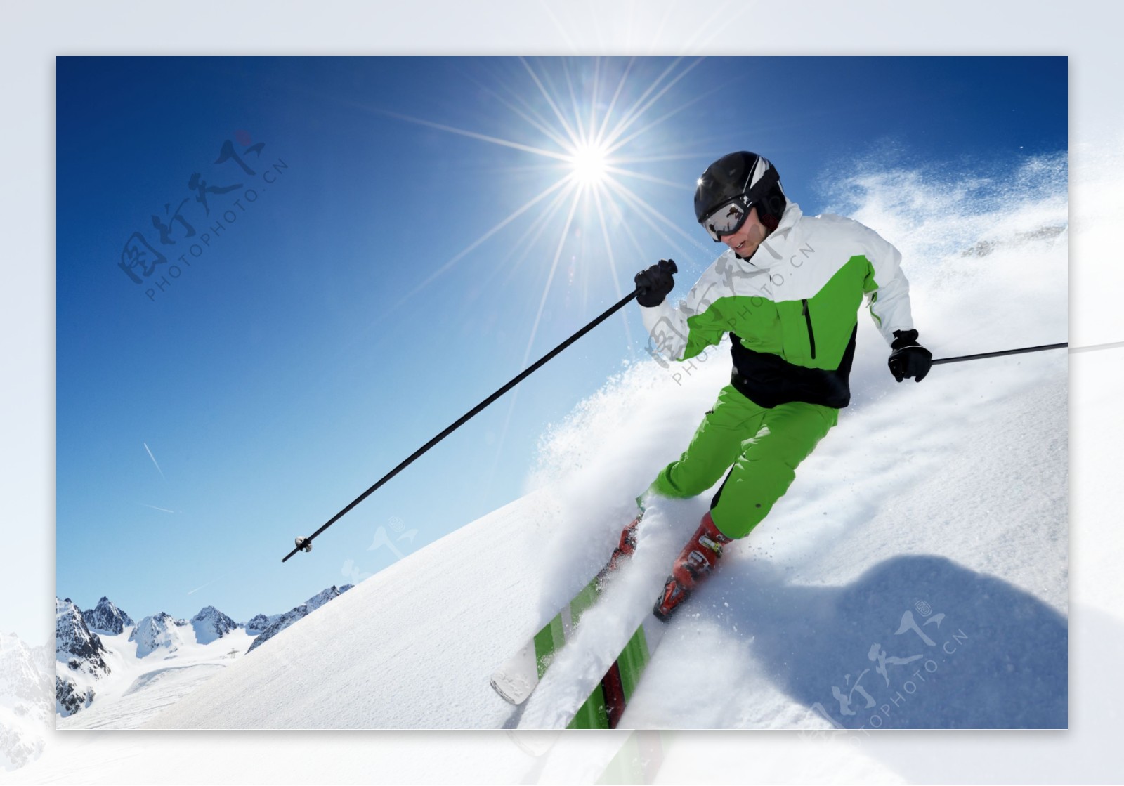 享受滑雪男人图片