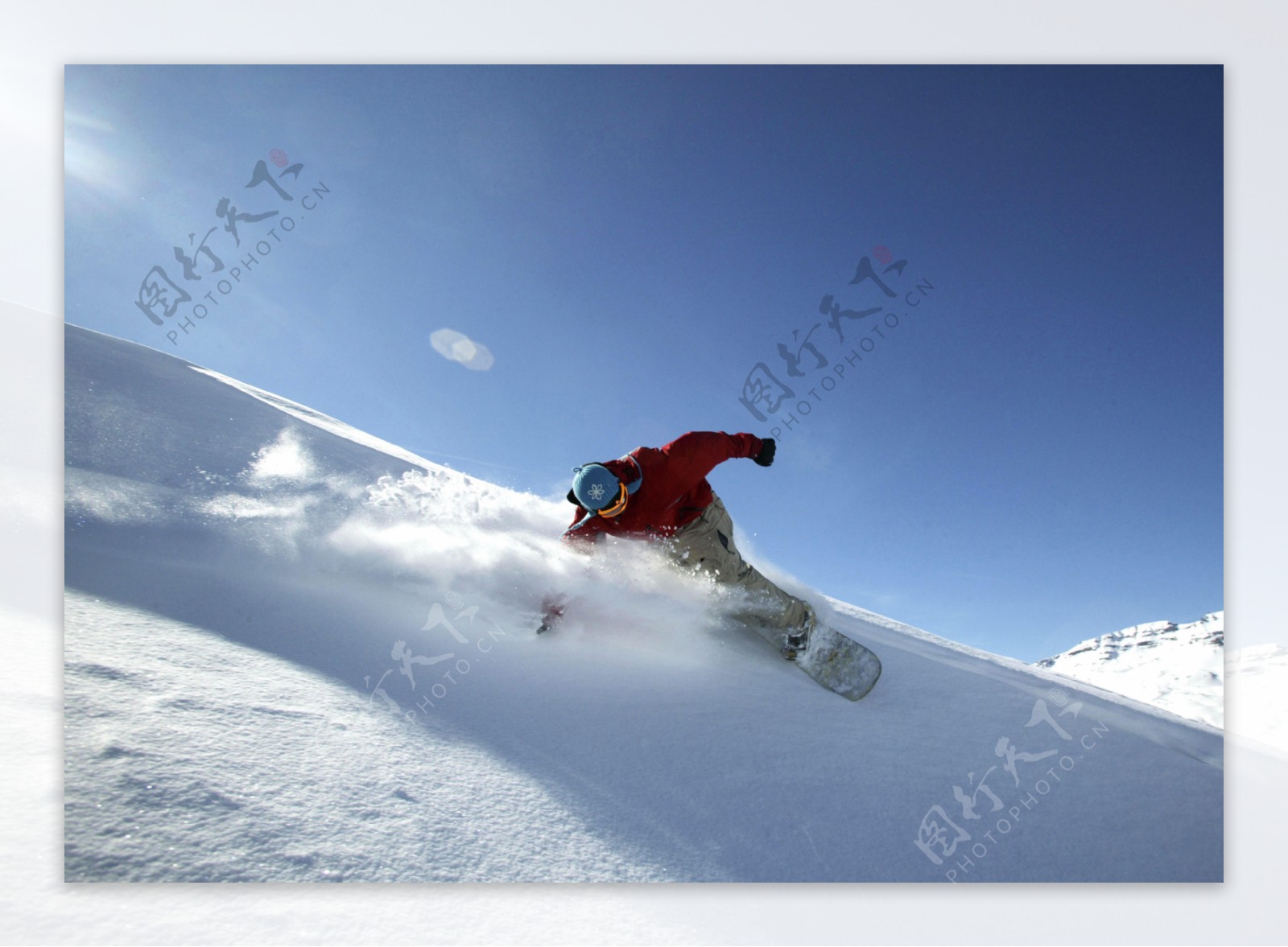 雪山上划雪的运动员图片