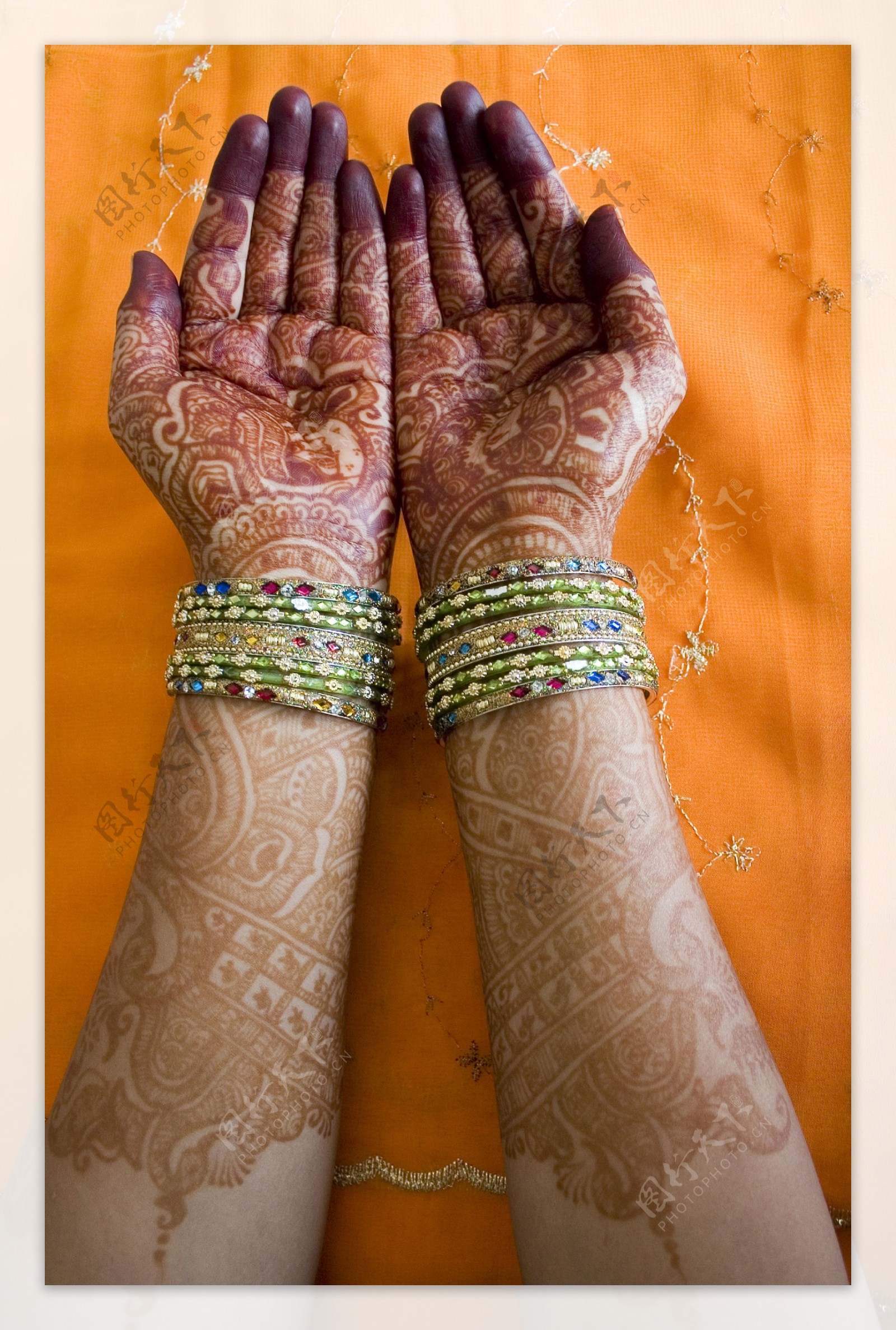 一双纹身的印度新娘手臂图片
