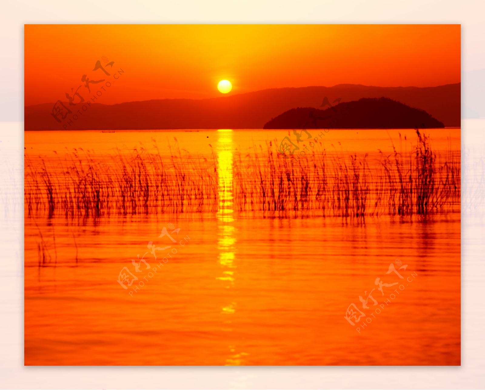 黄昏时的湖泊美景图片