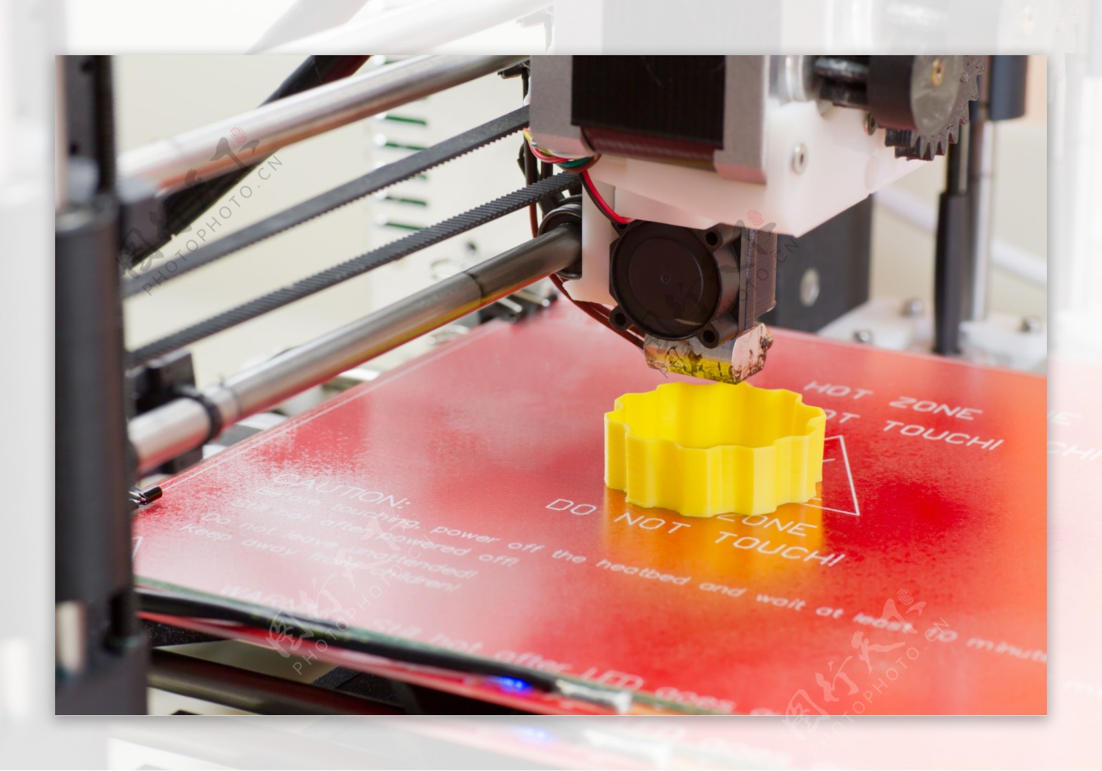 打印黄色盖子的3D打印机图片