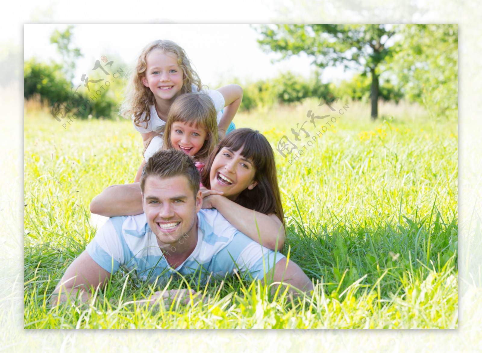 趴在草地幸福的一家人图片