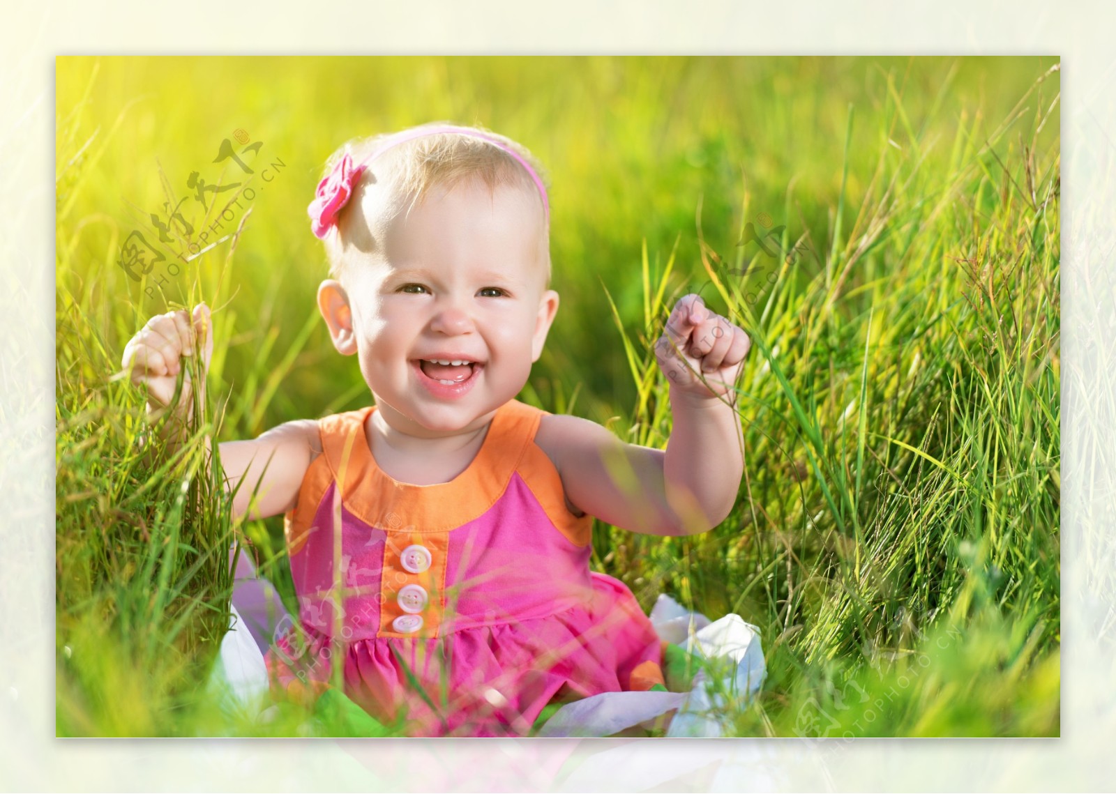 草地上开心微笑的女婴图片
