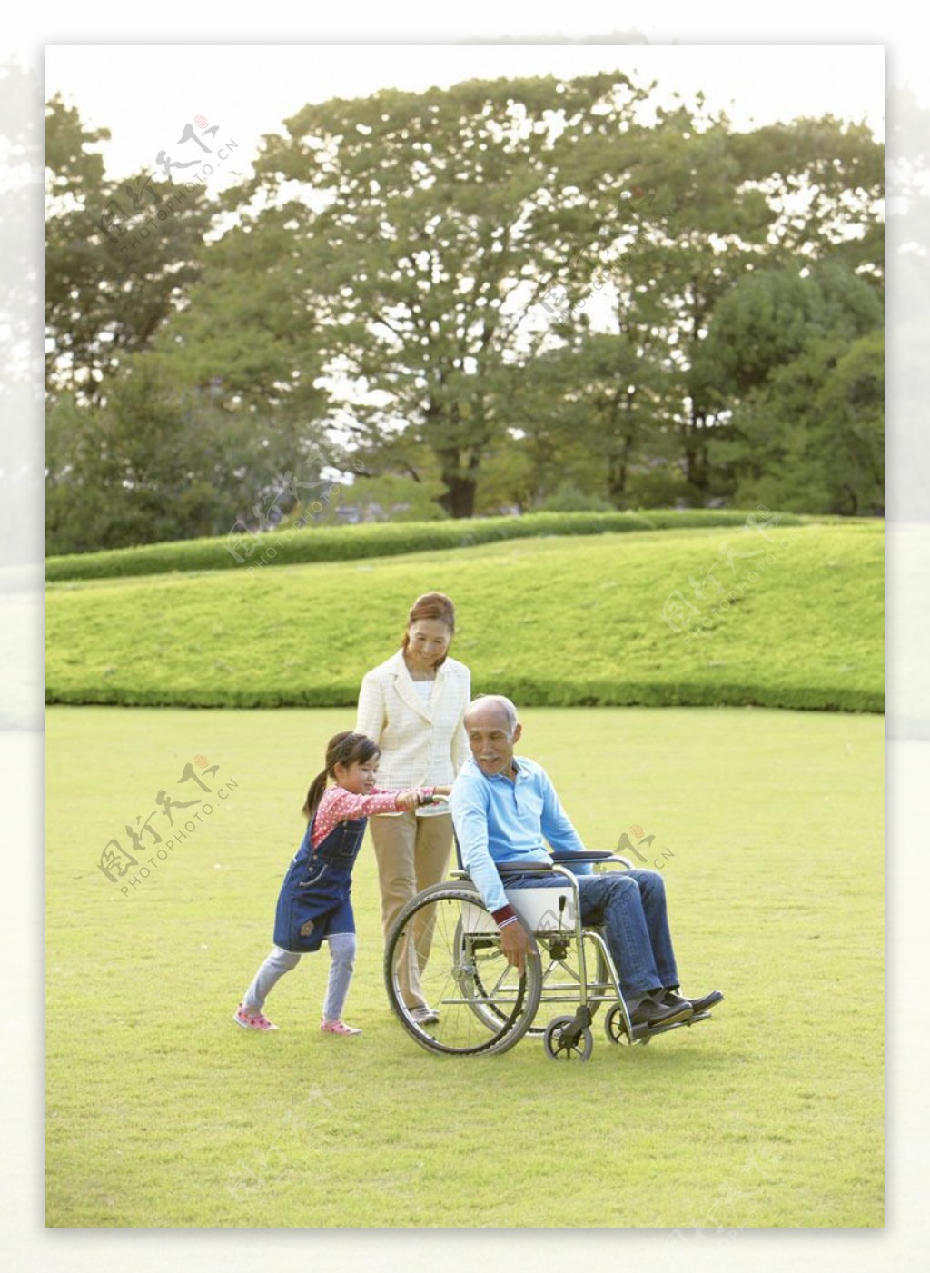 幸福轮椅老人生活照图片