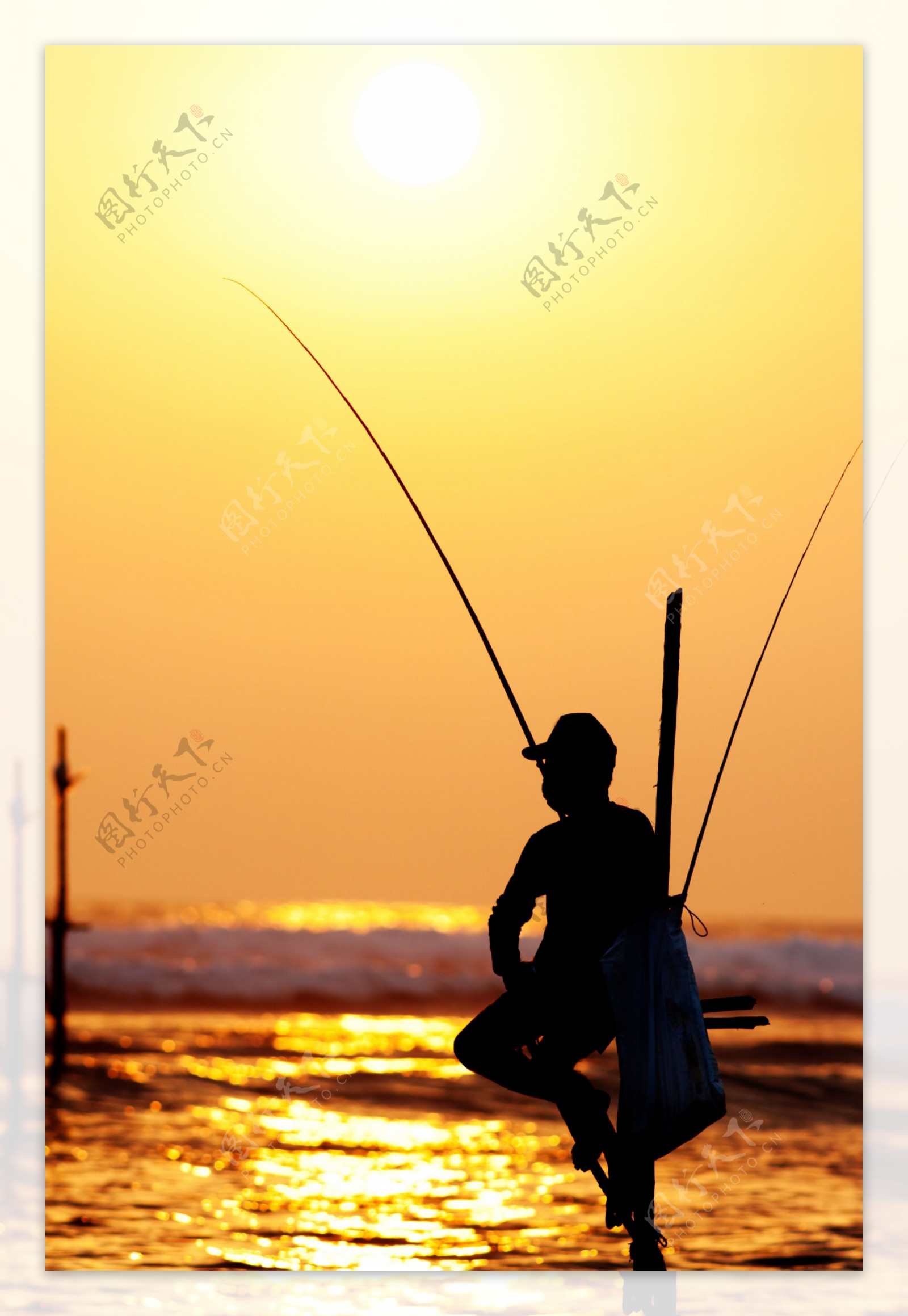 开心钓鱼的人图片
