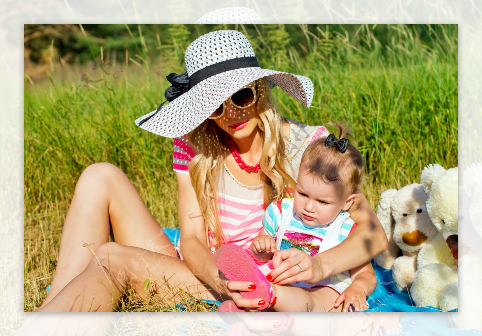 坐在草地开心的母女和小狗图片
