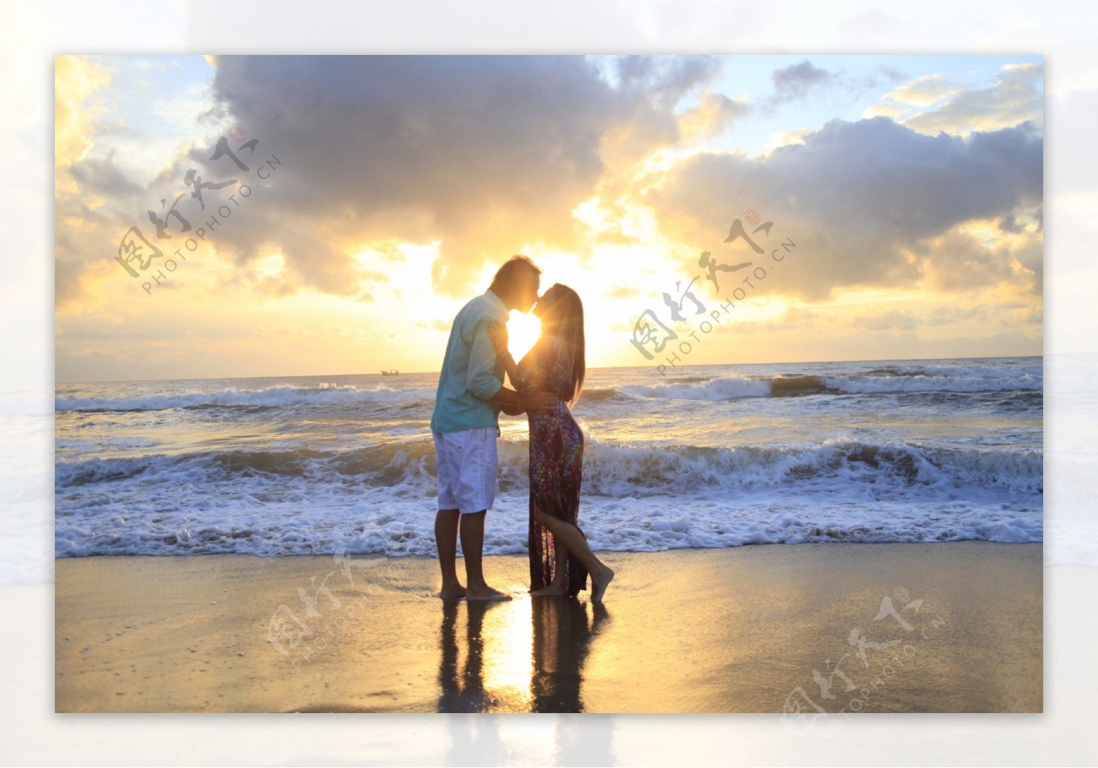 海边接吻情侣图片
