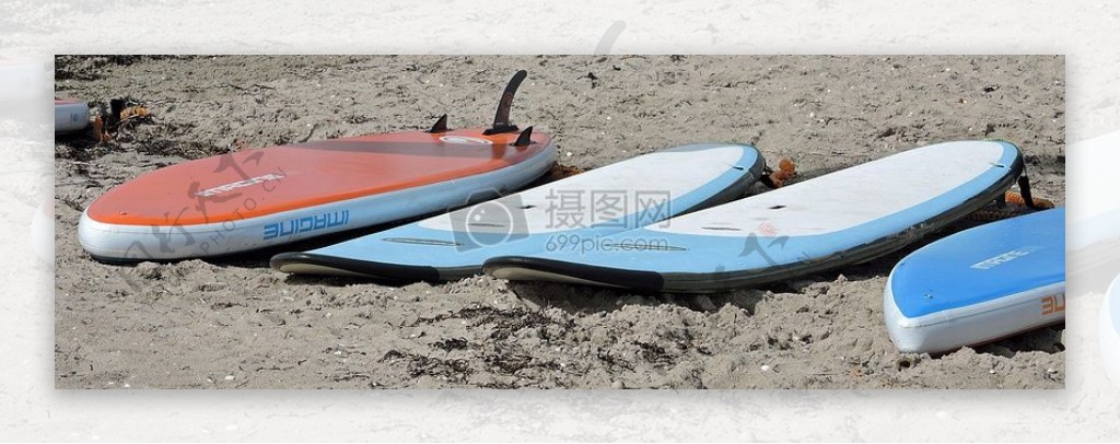 沙滩上的冲浪板