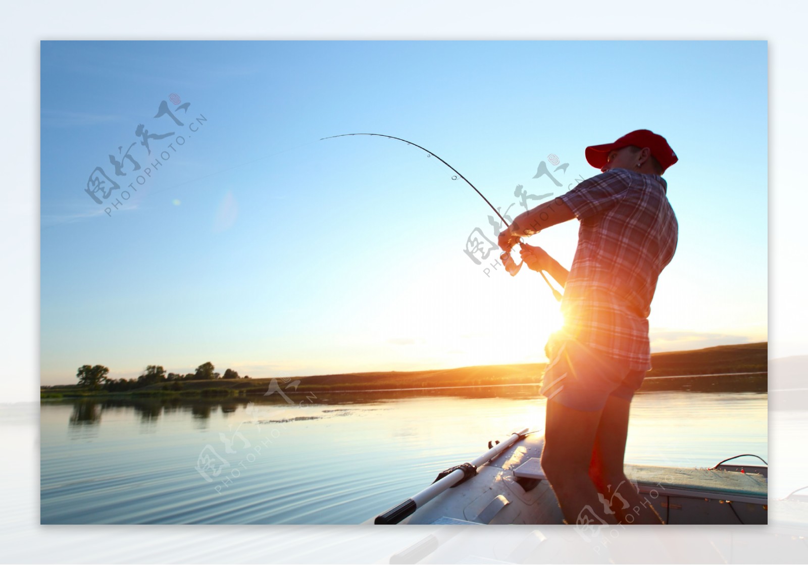 阳光下钓鱼的男人图片