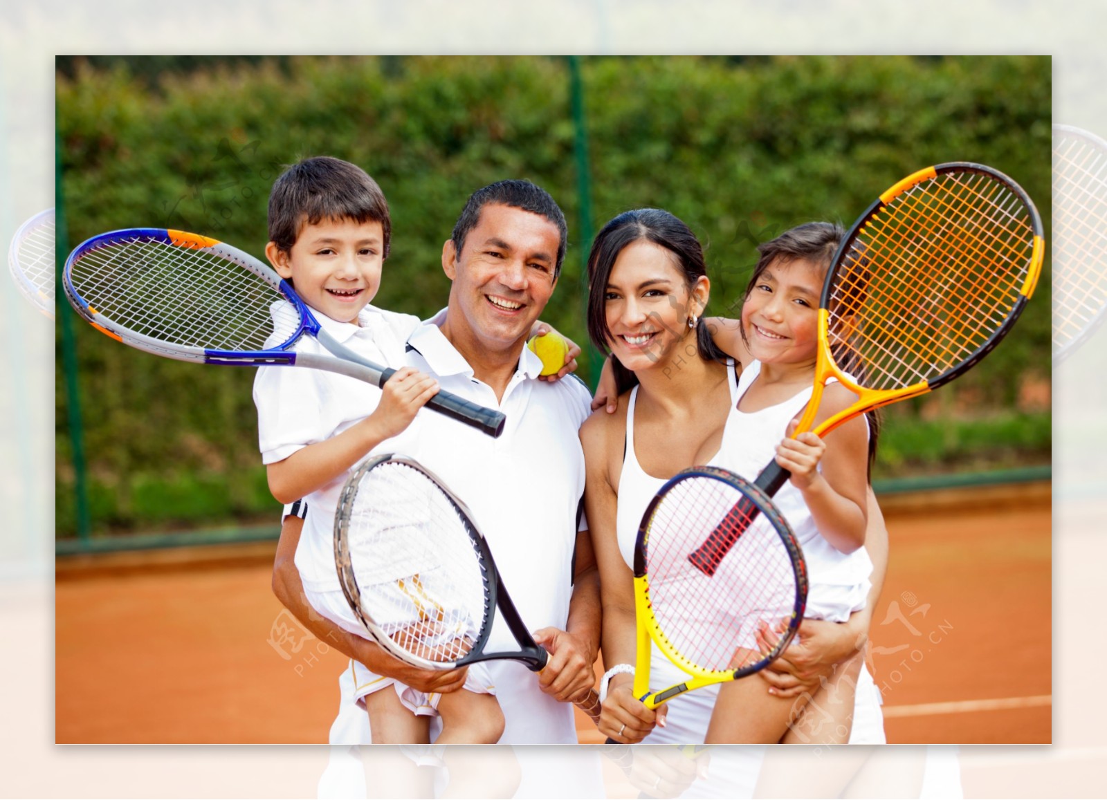 打网球的一家人图片