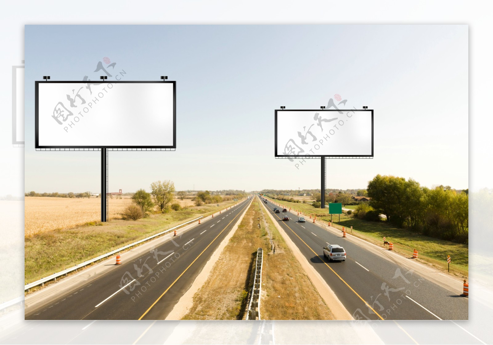 空白广告牌与公路图片