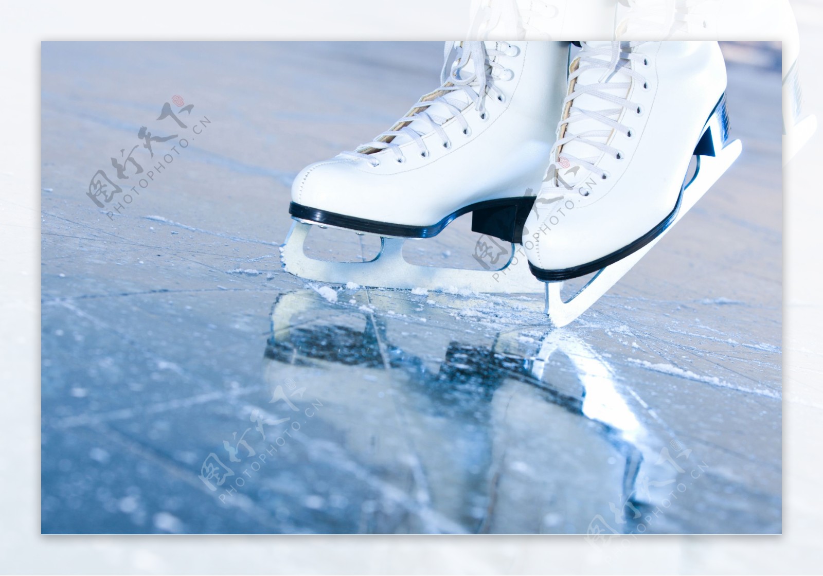 冰场上的白色冰刀鞋图片