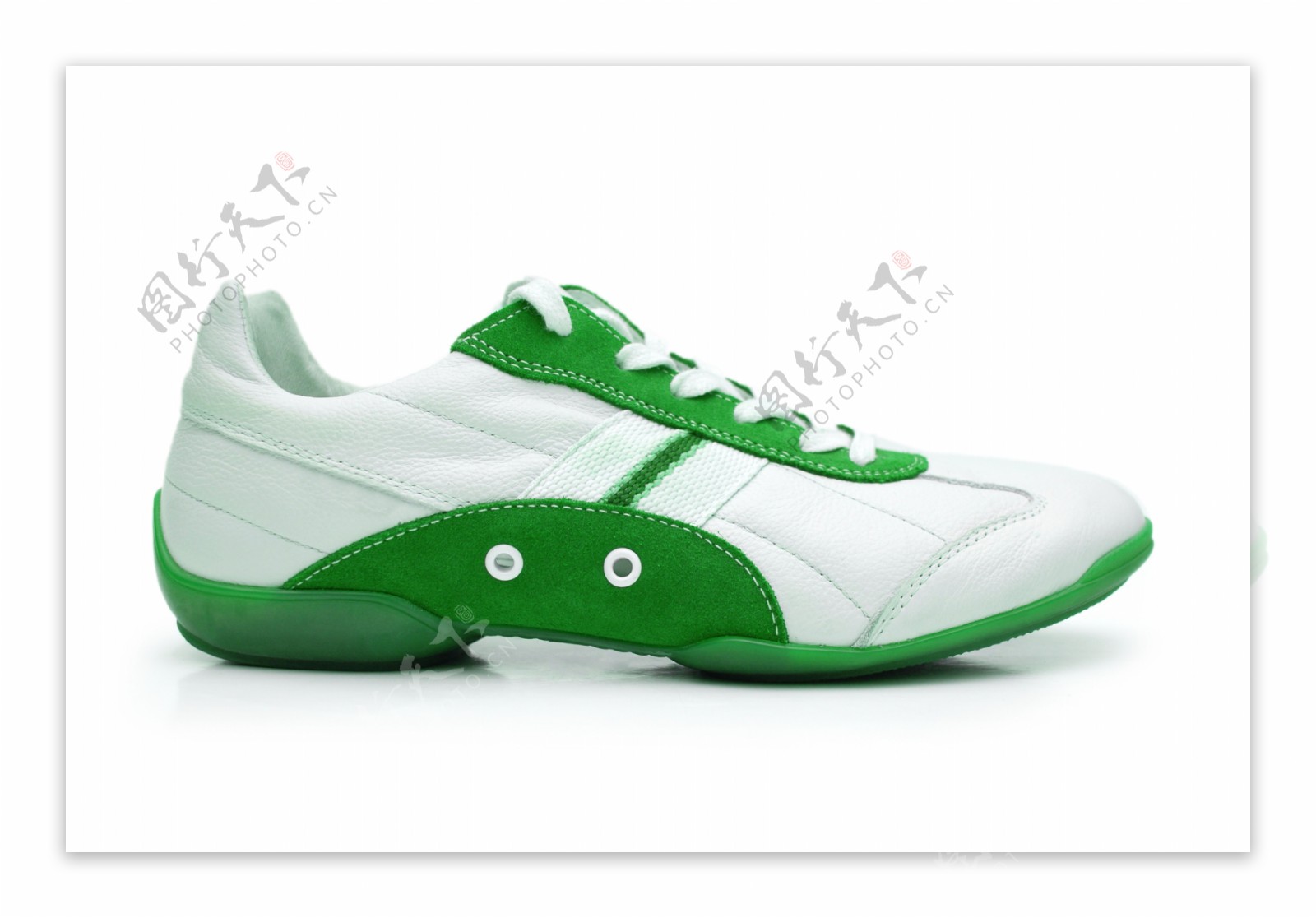 绿色和白色运动鞋图片