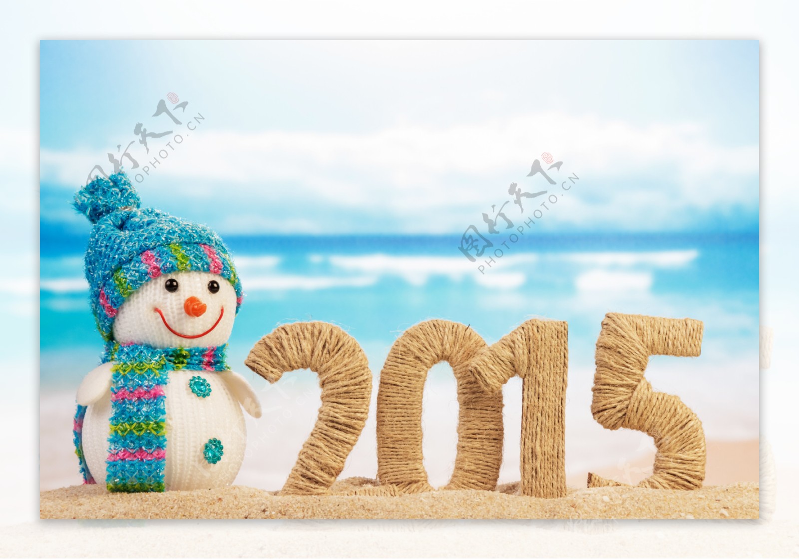沙滩上的2015与小雪人图片