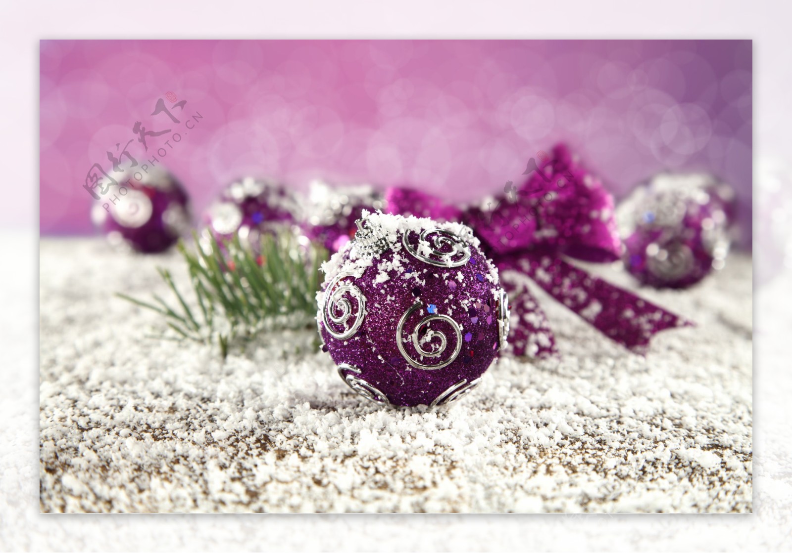 雪地上的圣诞球素材图片