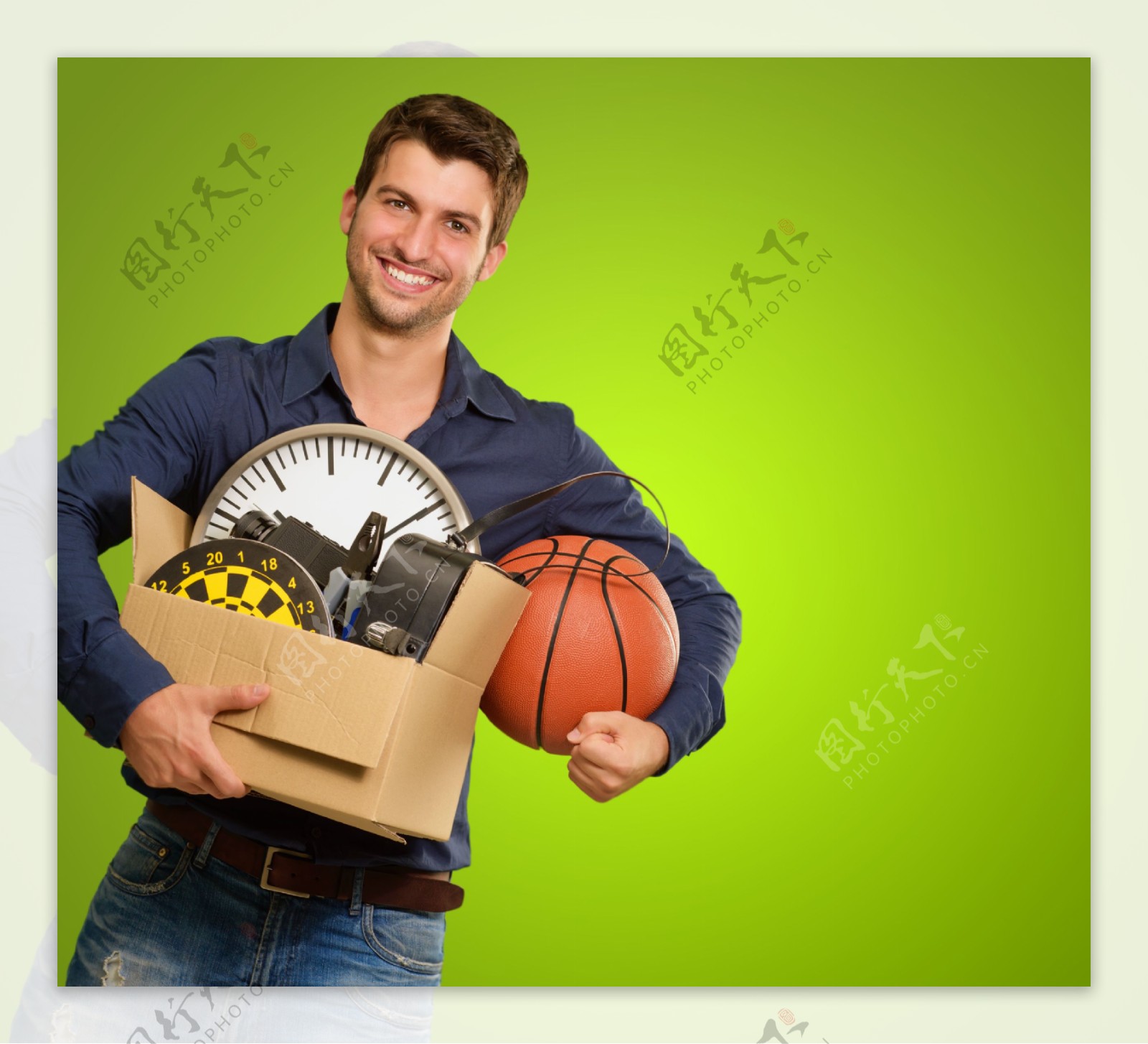 抱篮球的男人