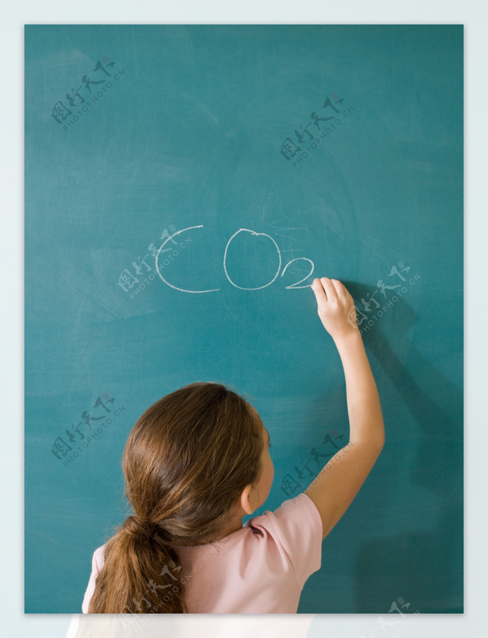 在黑板上写CO8322的小女孩图片