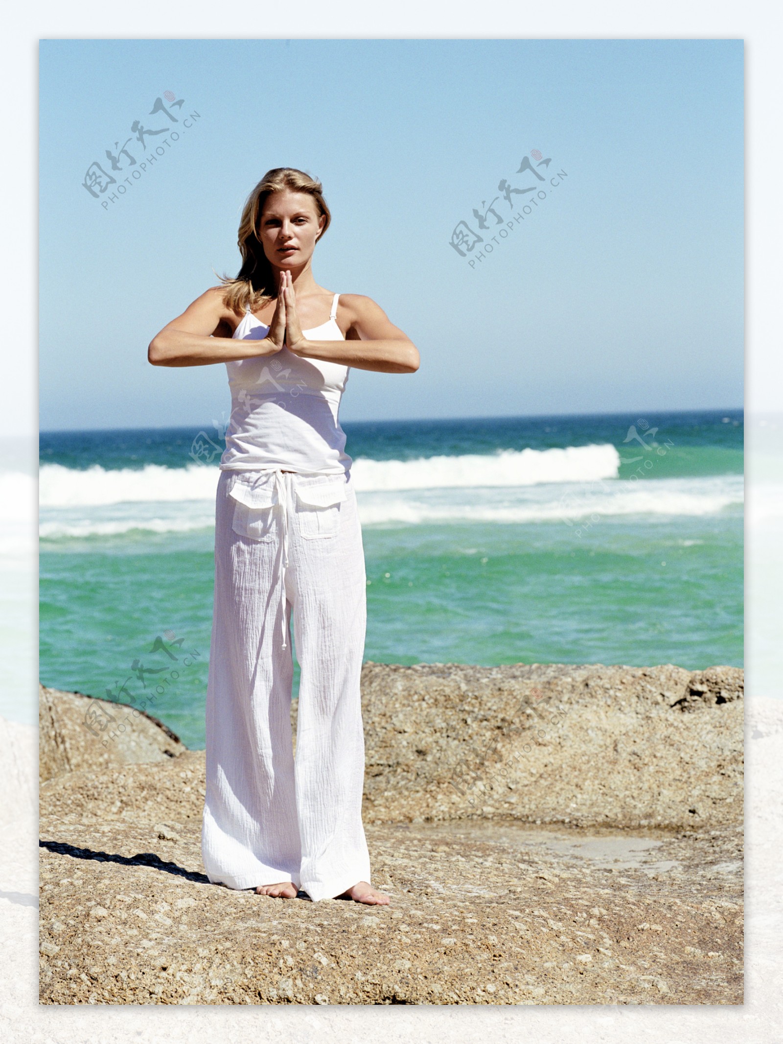 海边练瑜珈的美女图片