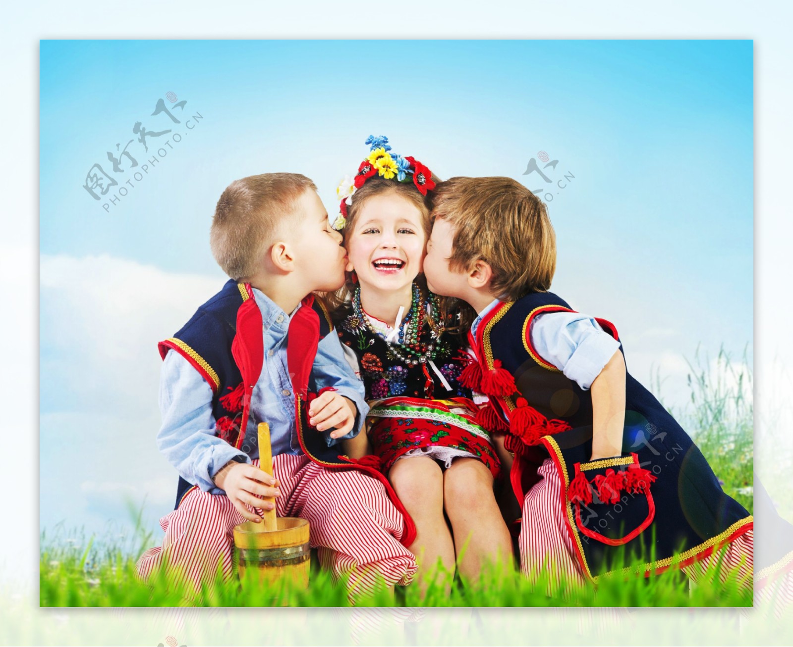 草地上的三个小孩图片