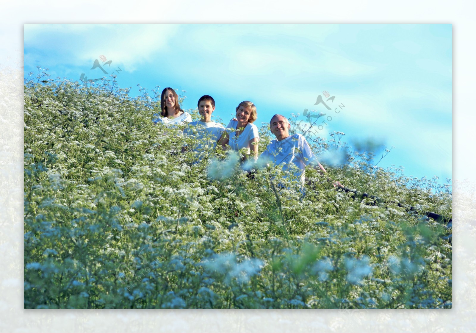 花丛里的一家人图片