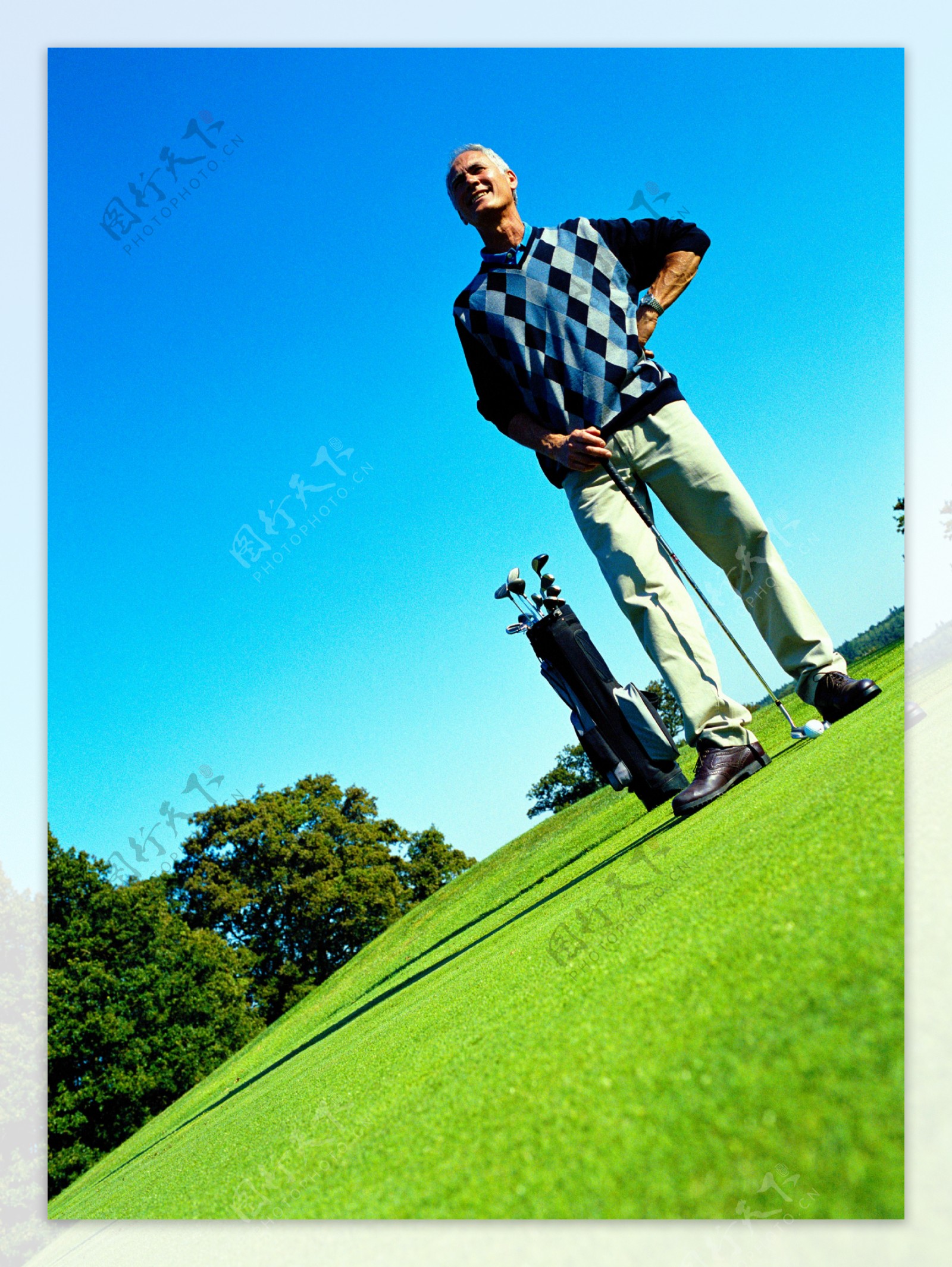 站在高尔夫球场上的男人