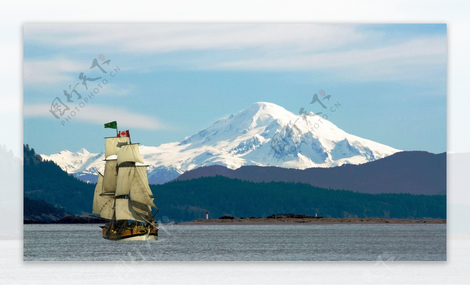 雪山与海面上的帆船图片