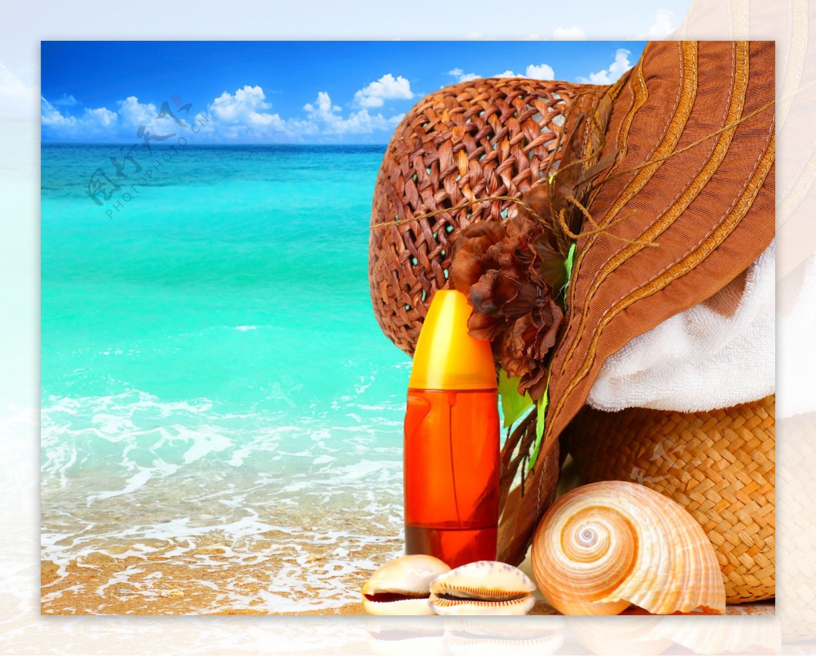 沙滩上的海螺与帽子图片