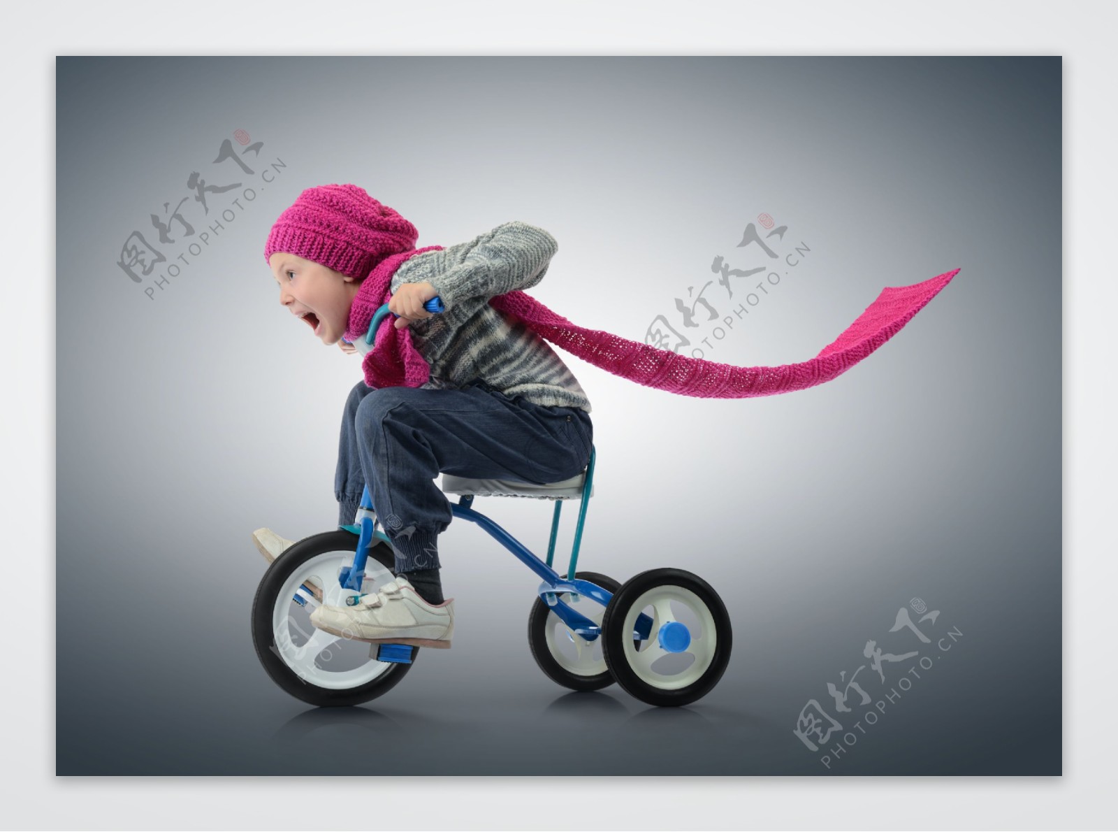 骑儿童自行车的小孩图片