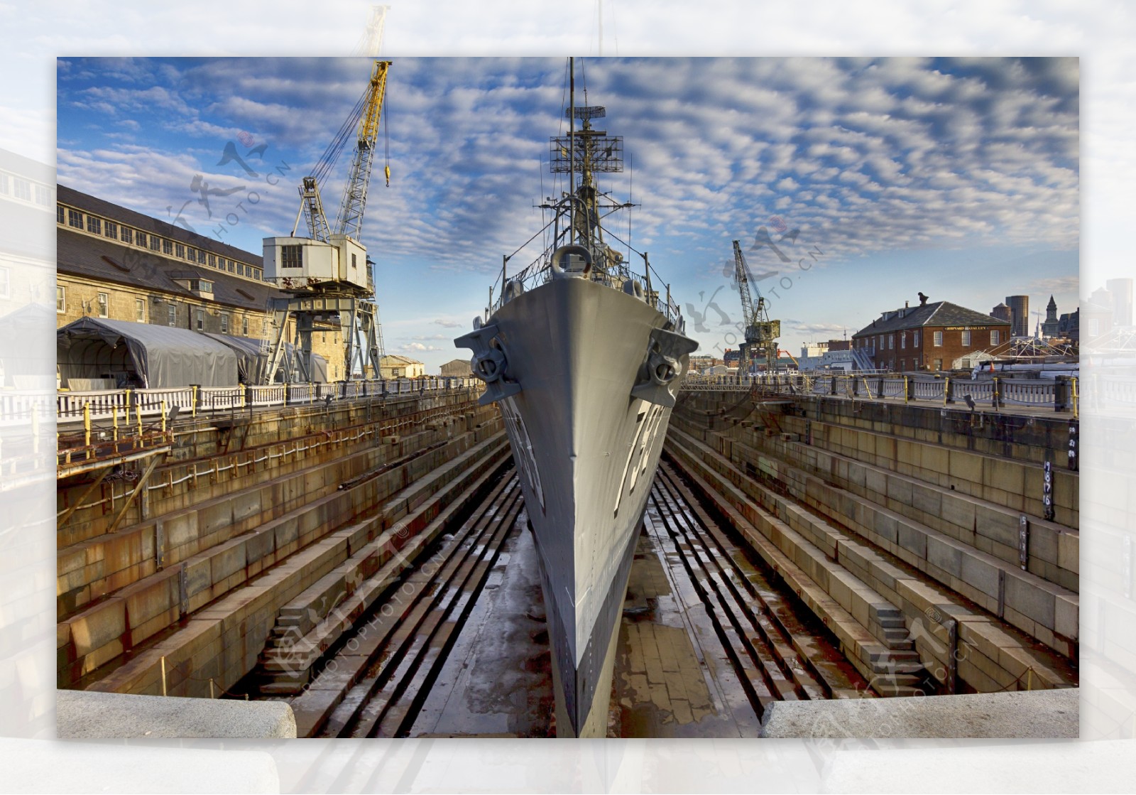 造船厂建造中的军舰图片