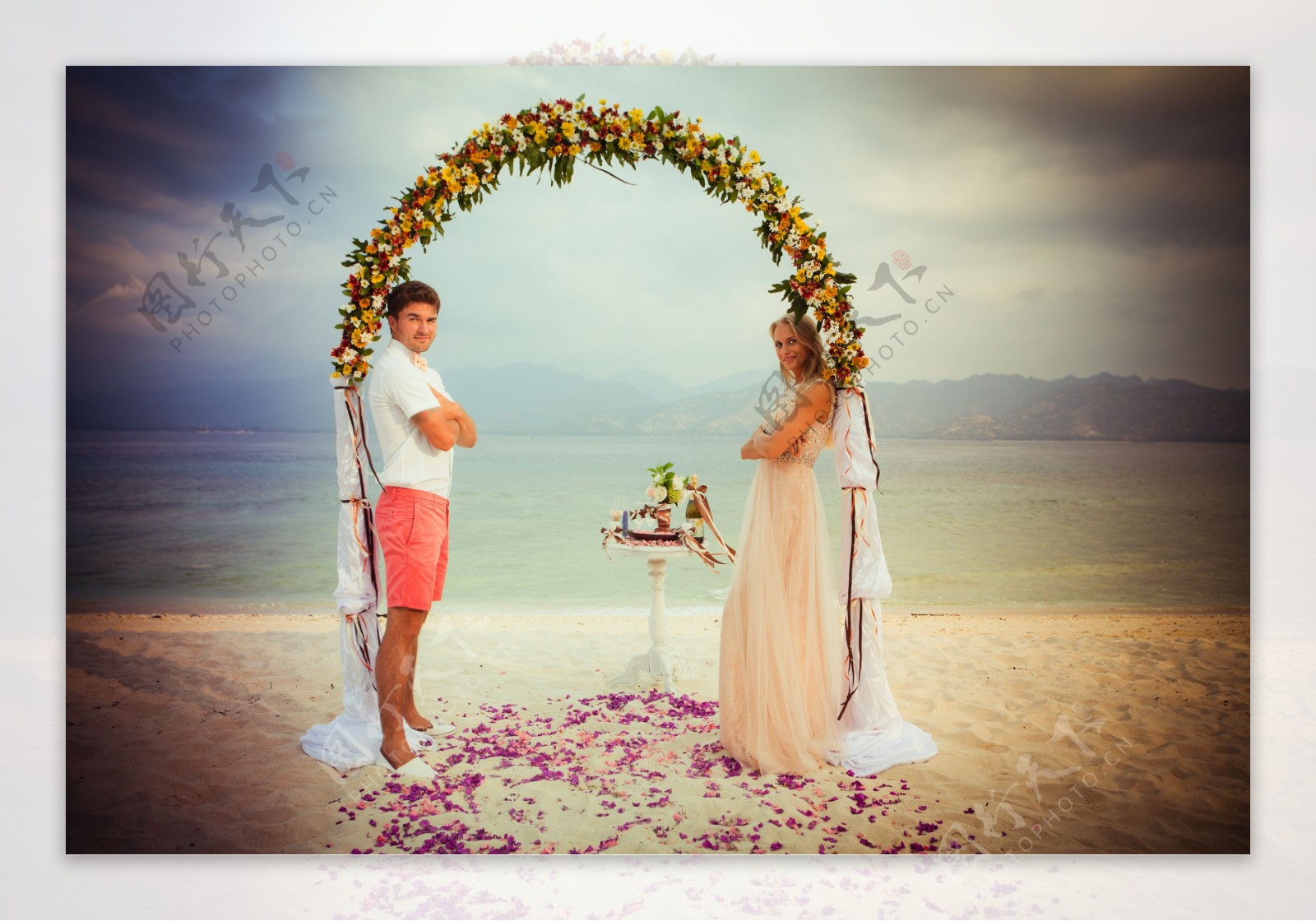 沙滩上结婚的新人图片