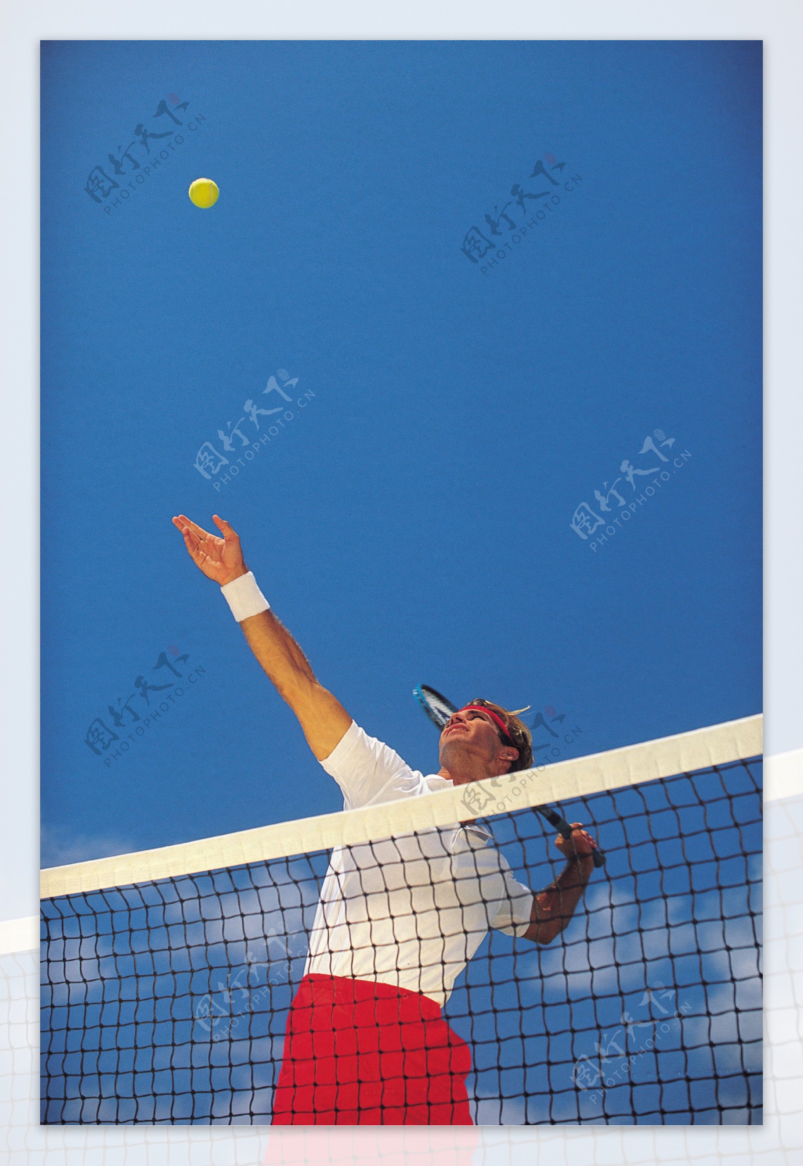 打网球的外国男士图片