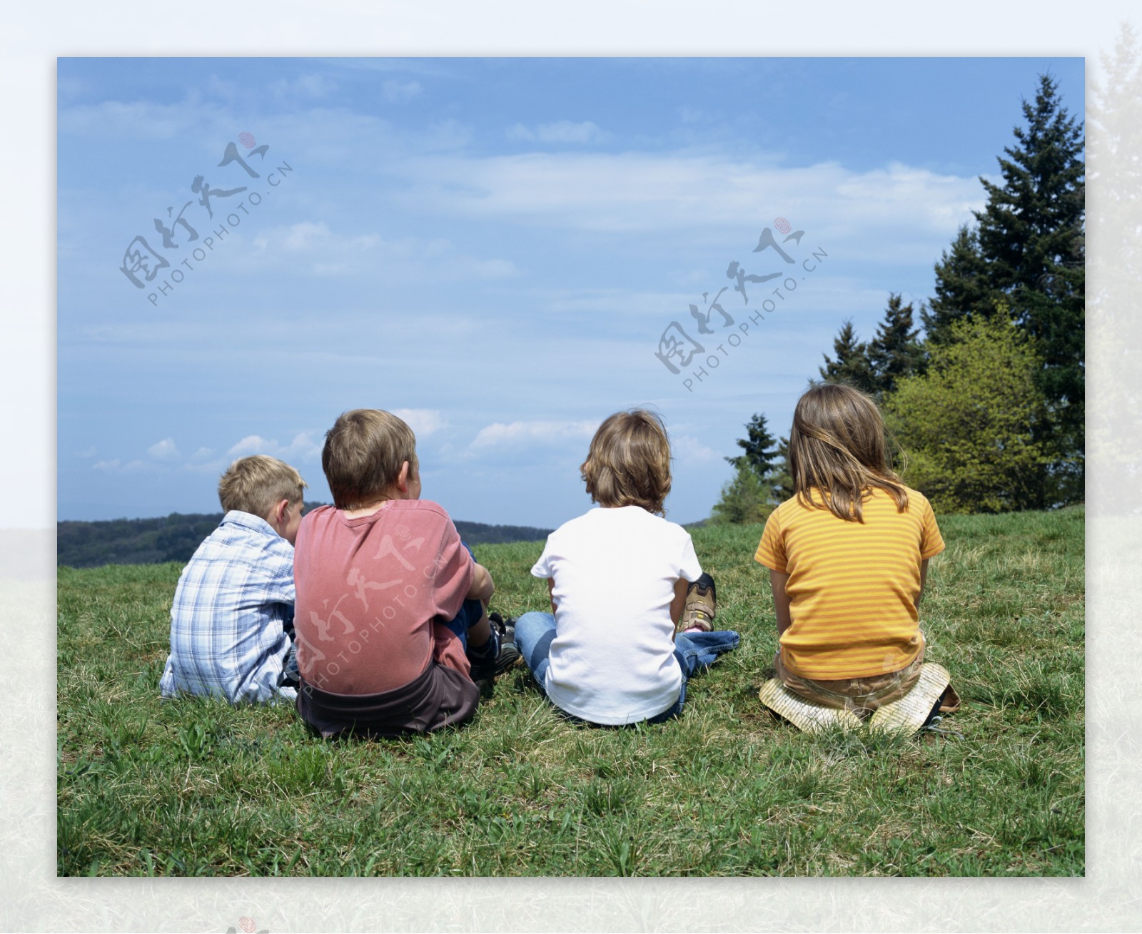 坐在草地上的儿童图片