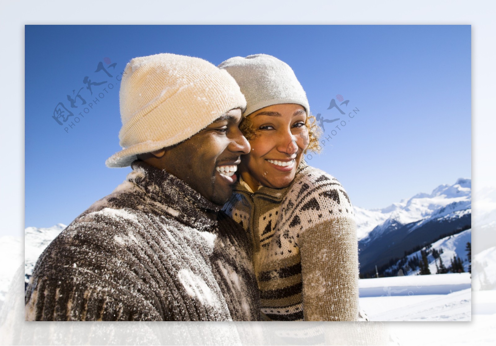 满身雪的外国情侣图片