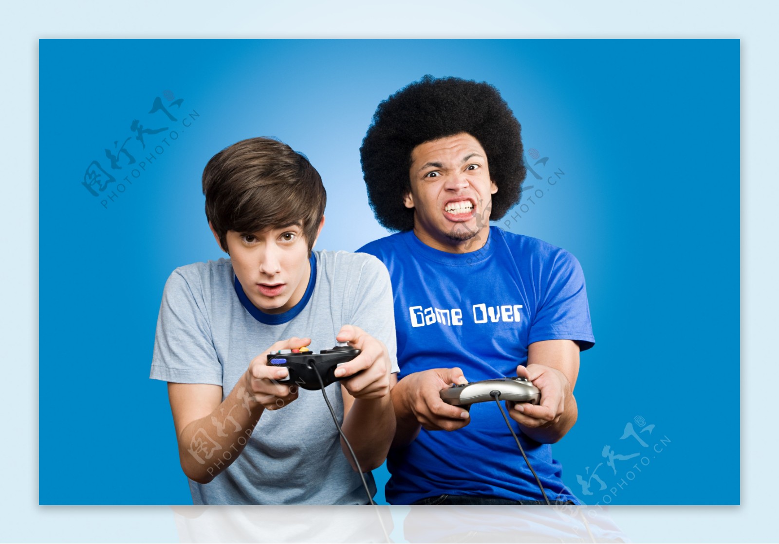 两个拿着游戏机遥控器的男孩图片