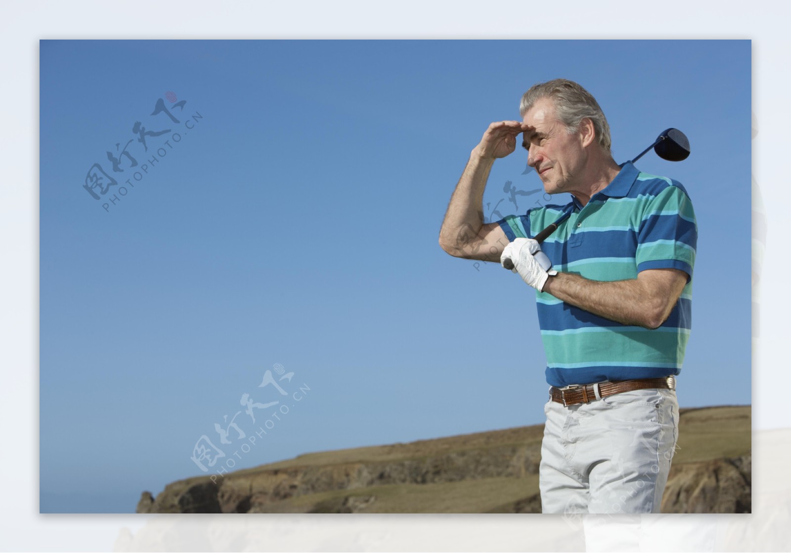 打高尔夫的老人图片
