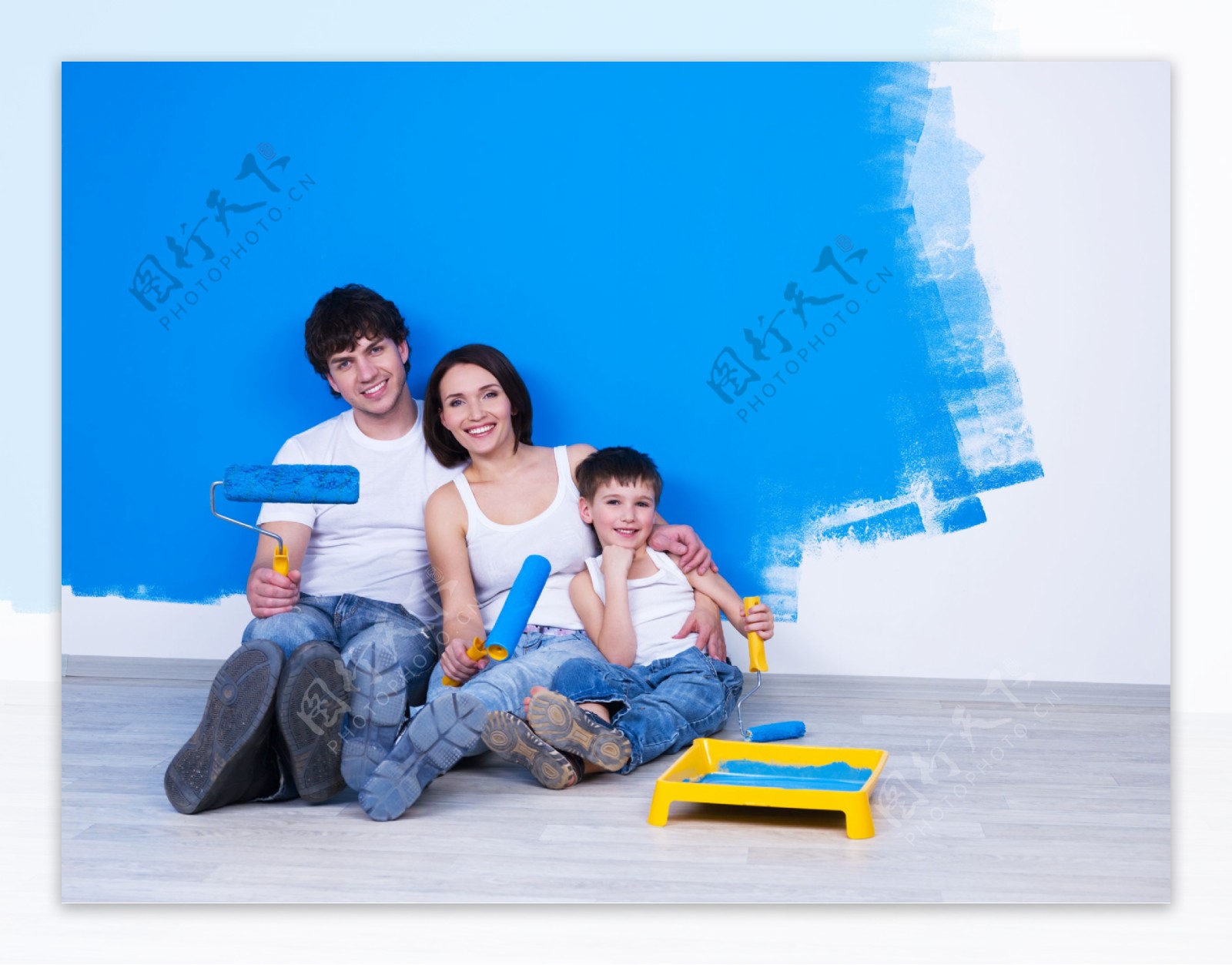 刷油漆的一家人图片