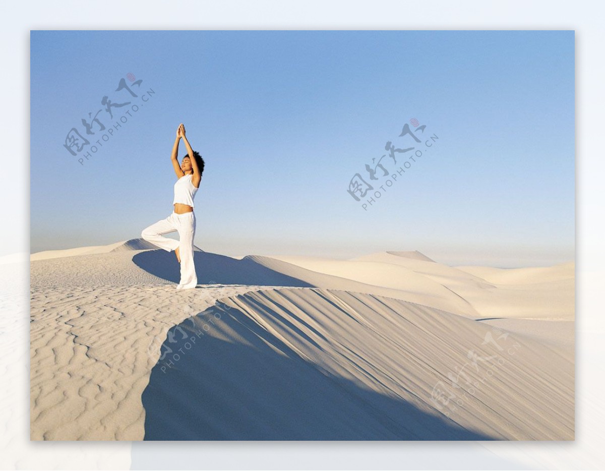 沙漠上站立的人图片