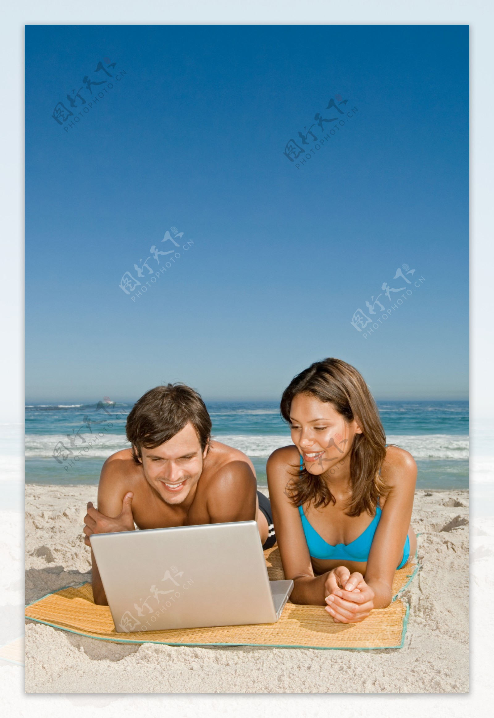 趴着看电脑的情侣图片