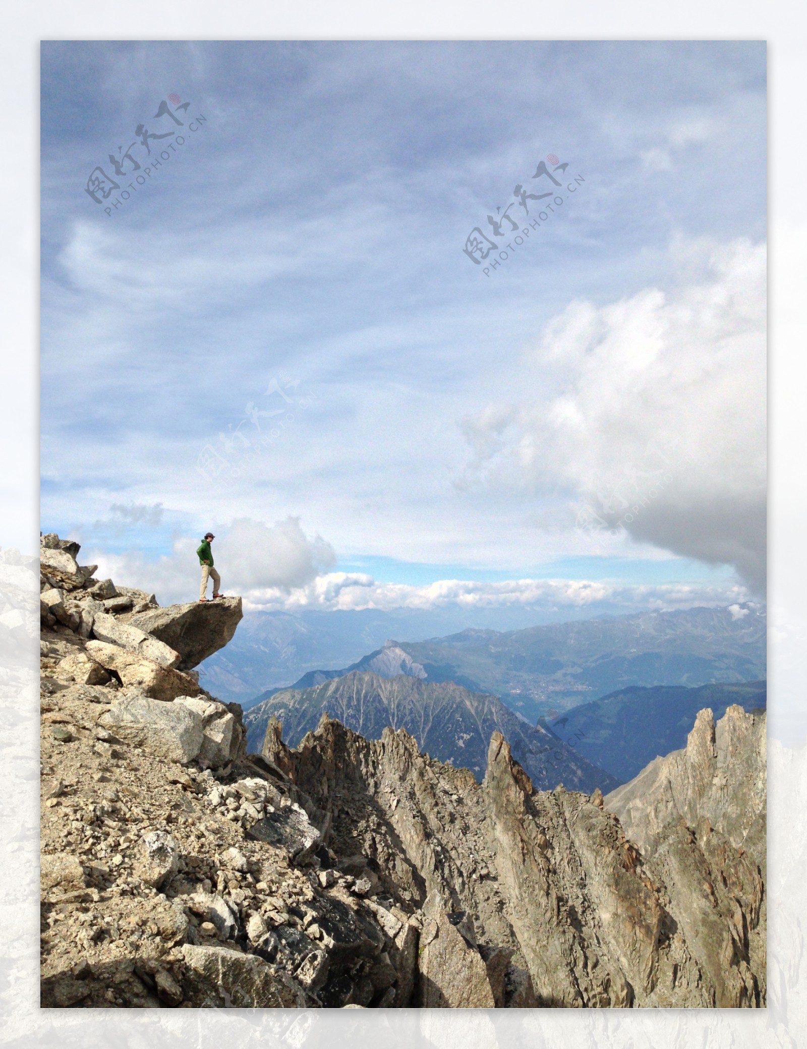 山顶看风景的旅行者图片