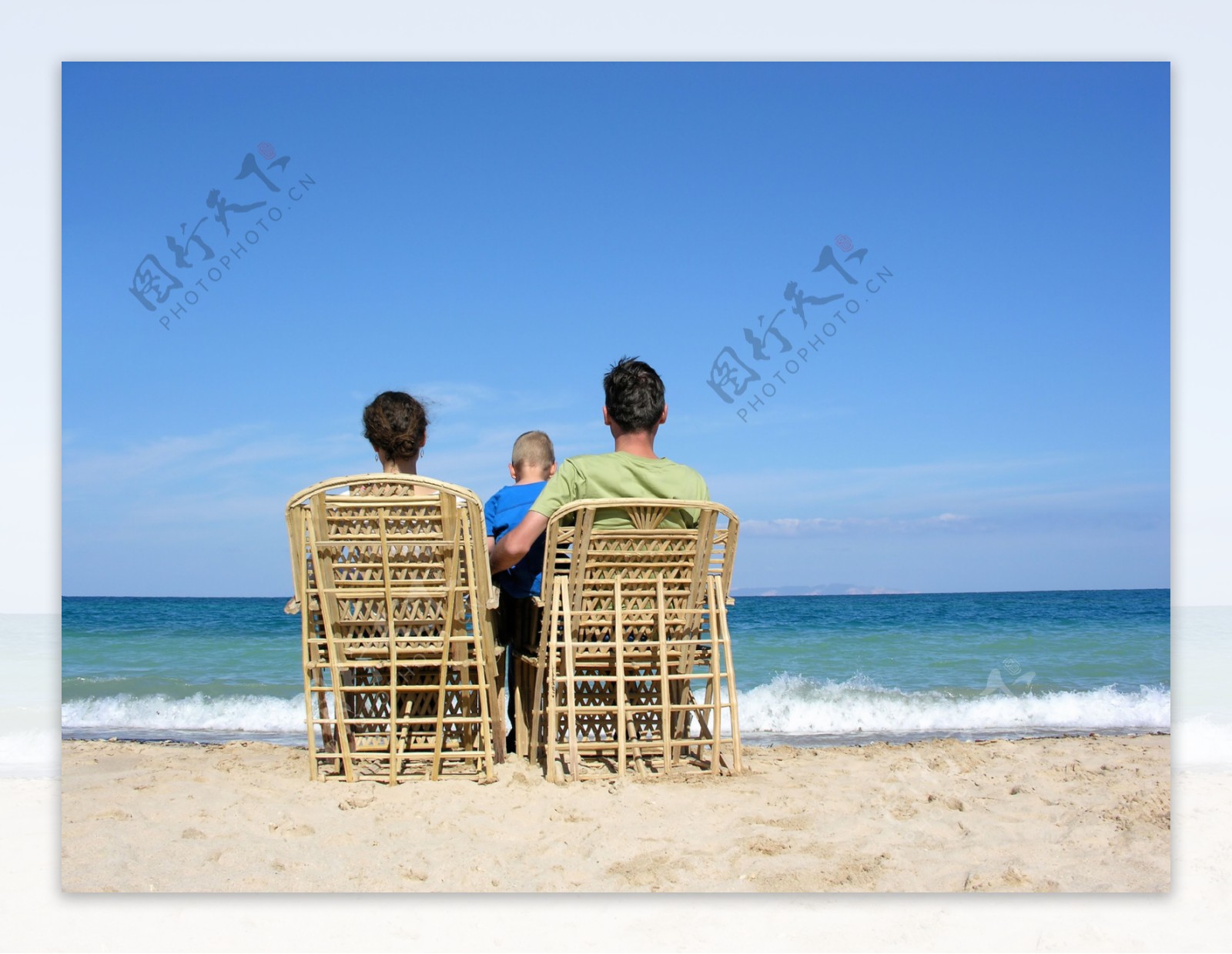 坐在椅子上看海的一家人图片