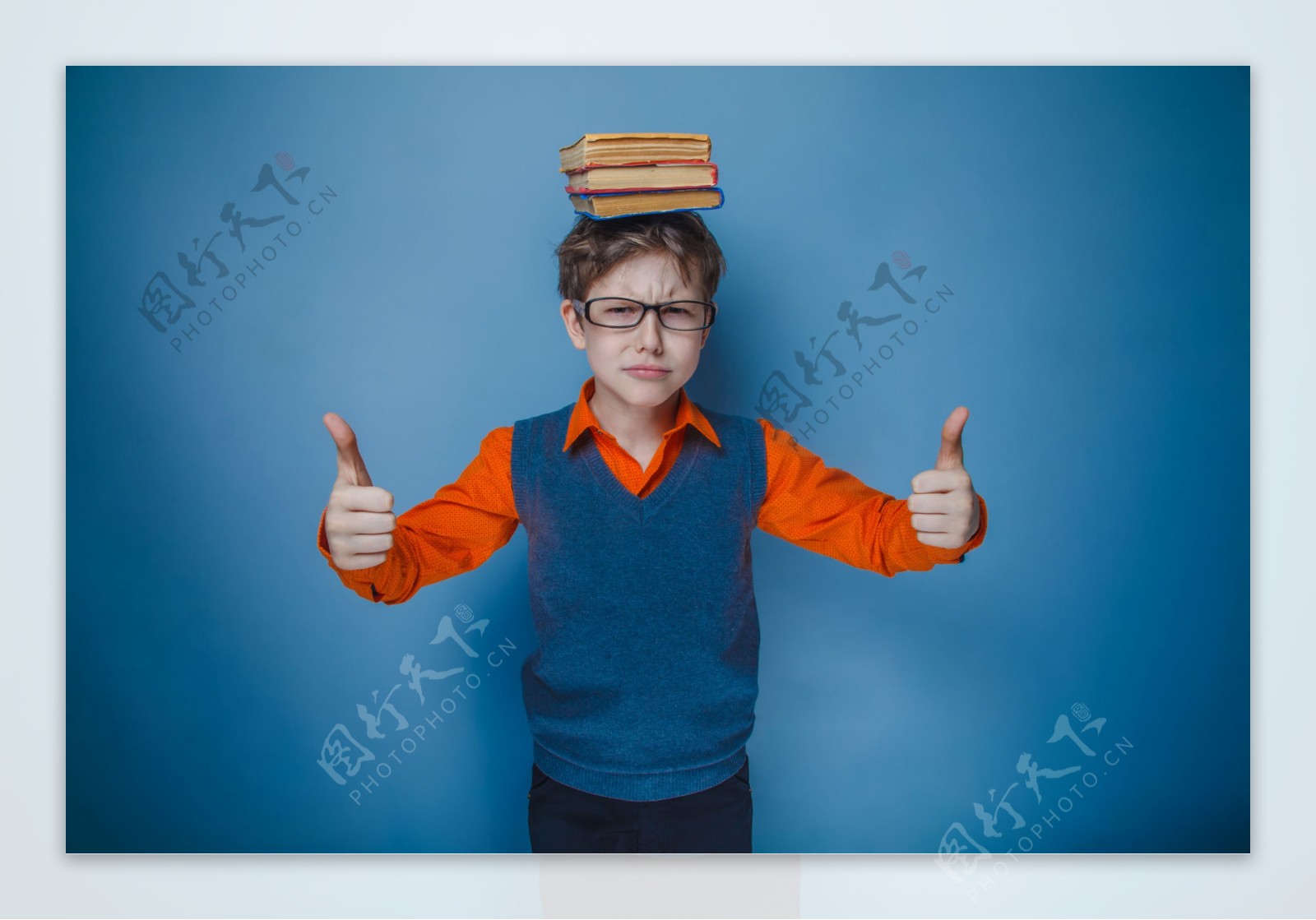 头顶书本的男孩图片